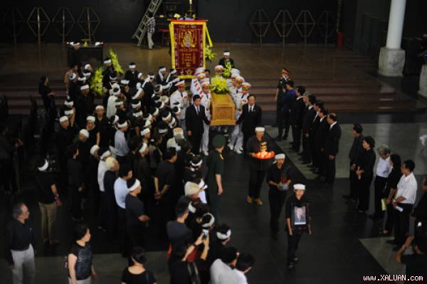  Lãnh đạo Nhà nước, gia đình, các nghệ sĩ học trò thương tiếc đưa linh cữu NSND Đình Quang về nơi an nghỉ.
