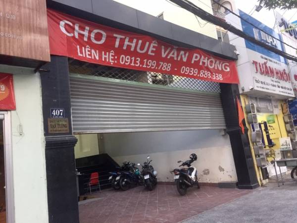 Nhiều chủ mặt bằng tại TPHCM liên tục treo bảng tìm người thuê. Ảnh: Đại Việt